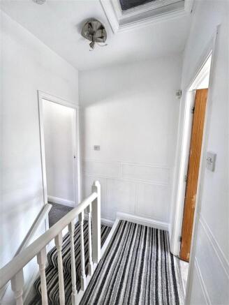 2 bed Terraced to rent Image 5