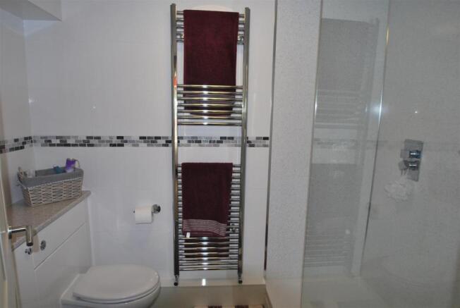 downs ensuite.JPG
