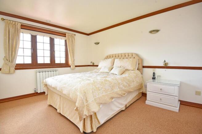 4 bed House for sale Image 10
