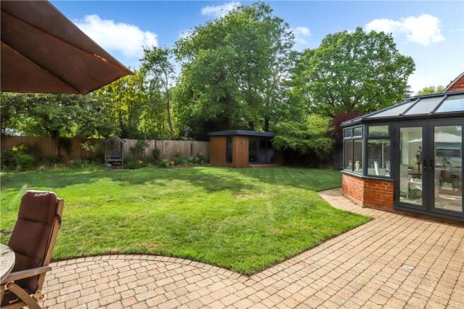 Meadow Way, Rowledge, GU10 photo 4