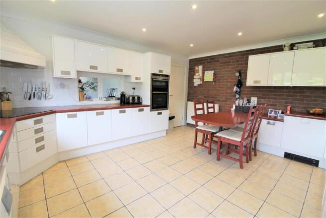 KITCHEN/BREAKFAST ROOM