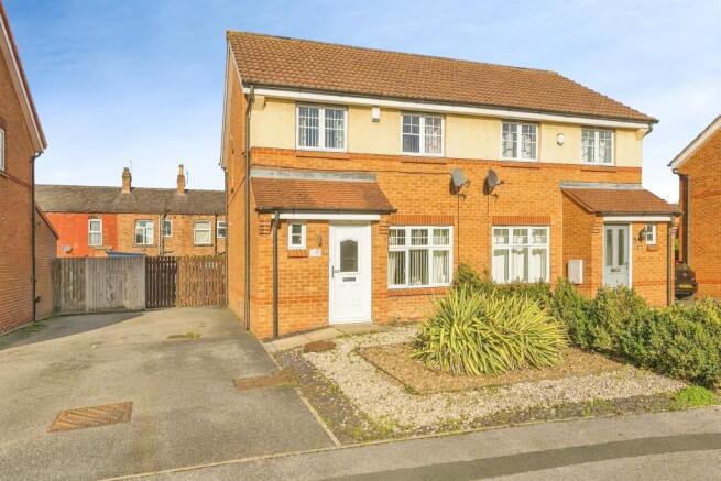 3-bed semi-detached on Mill Chase Road, WAKEFIELD, £240,000