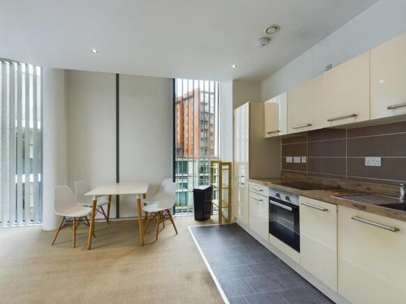 2 bed Apartment to rent Image 4