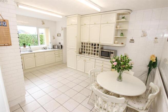 FITTED KITCHEN / BREAKFAST ROOM