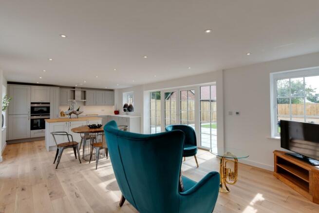 Lounge/Dining Area