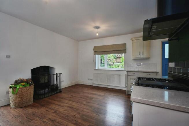 4 bed Detached for sale Image 9
