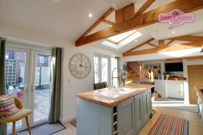 KITCHEN / BREAKFAST