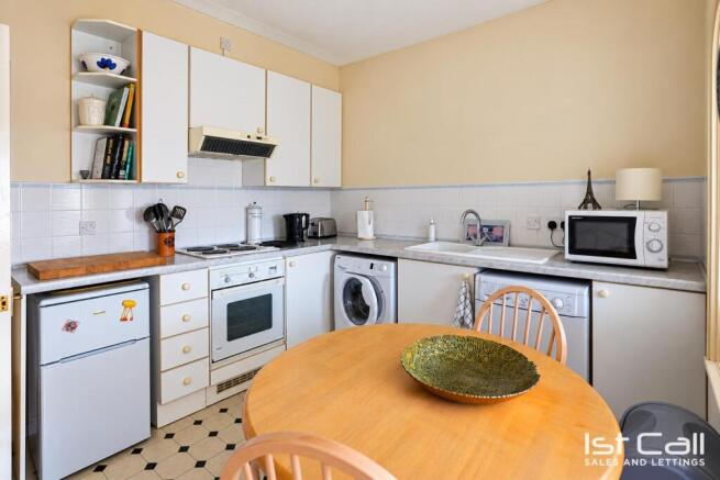 Kitchen/ Breakfast Room