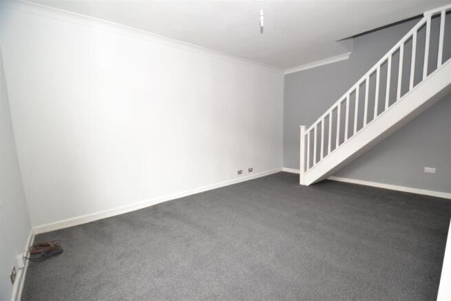 2 bed Terraced to rent Image 6