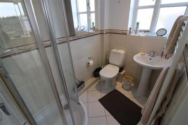 EN-SUITE SHOWER ROOM
