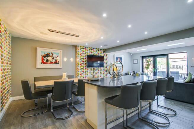 5 bed Detached for sale Image 6