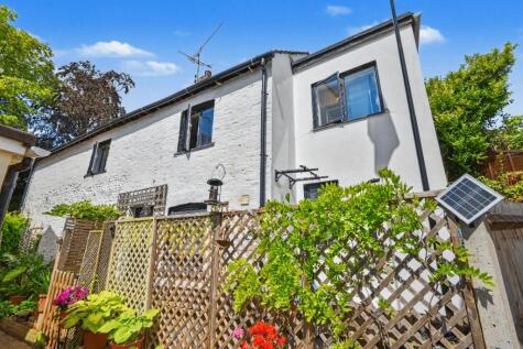 Farnborough Road, Farnham, Surrey, GU9