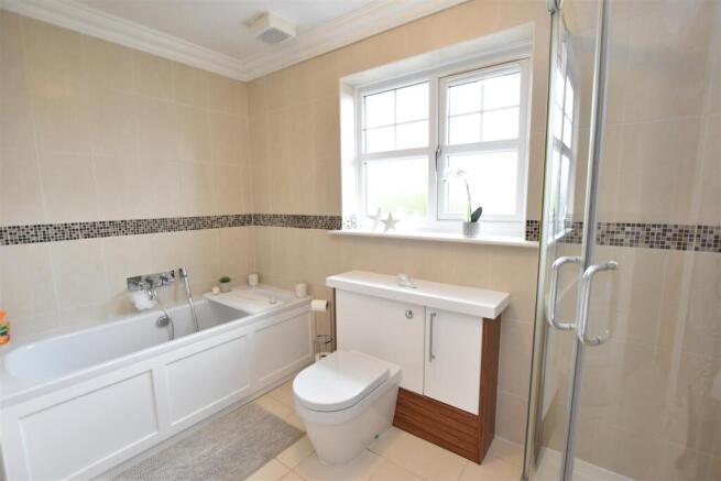 FAMILY BATHROOM/WC