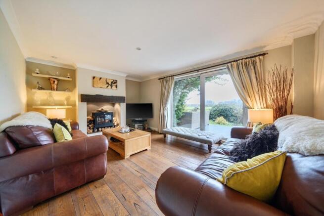 5 bed Detached for sale Image 9