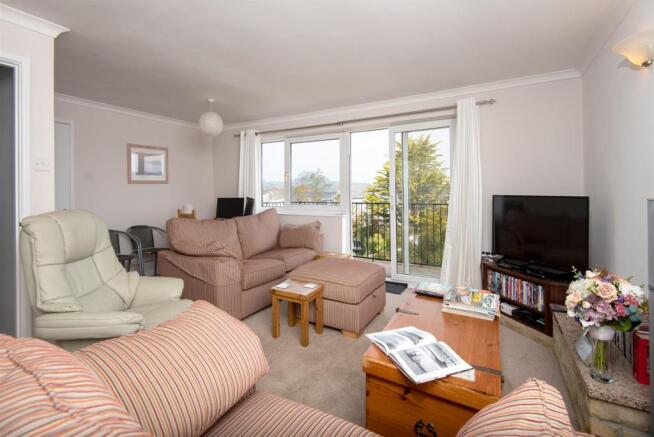 3 Arwenack Court Living Room alt.jpg