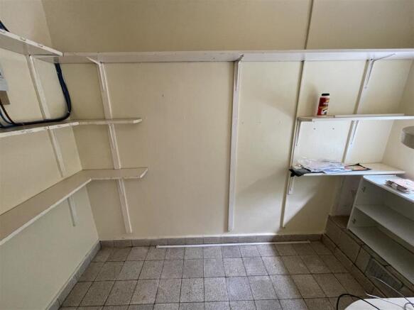 WALK-IN PANTRY :