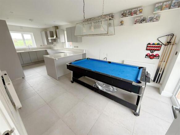 Monroe Devis Close, Tiddington, Stratford-Upon-Avon photo 4
