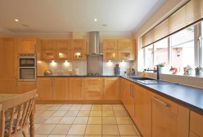 Kitchen b.jpg