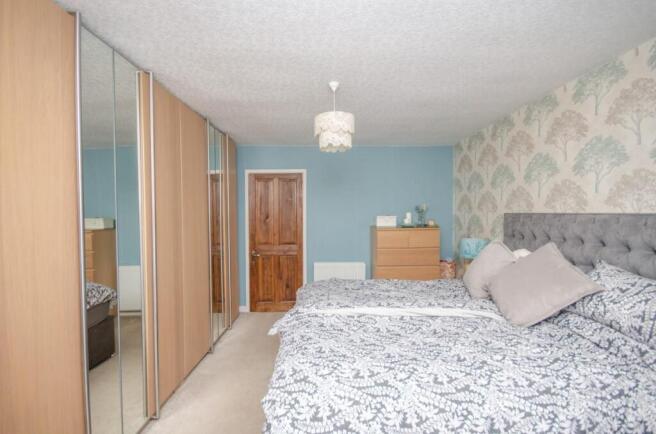 Bedroom 1 pic 2.jpg