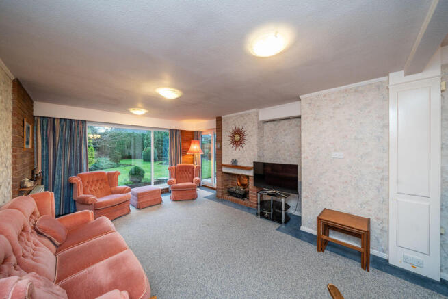LOUNGE/DINING ROOM