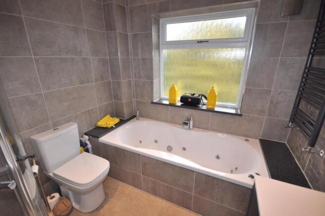 FAMILY BATHROOM FURT
