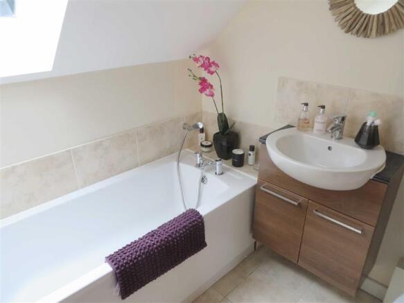 EN-SUITE BATHROOM