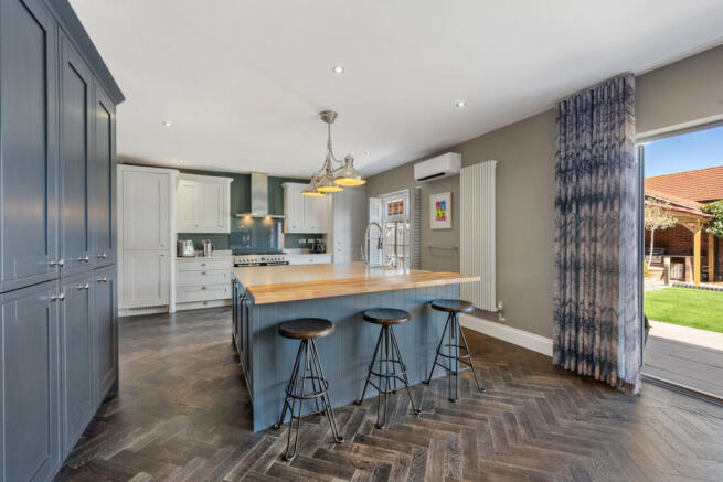 5 bed Detached for sale Image 7