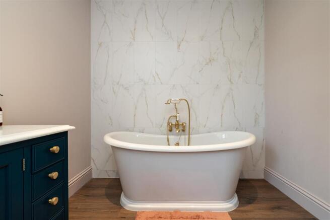 freestanding bath.jpg