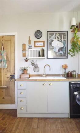 KITCHEN/BREAKFAST ROOM: