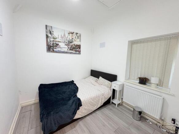 4 bed Apartment to rent Image 6