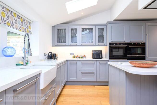 5 bed Detached for sale Image 4