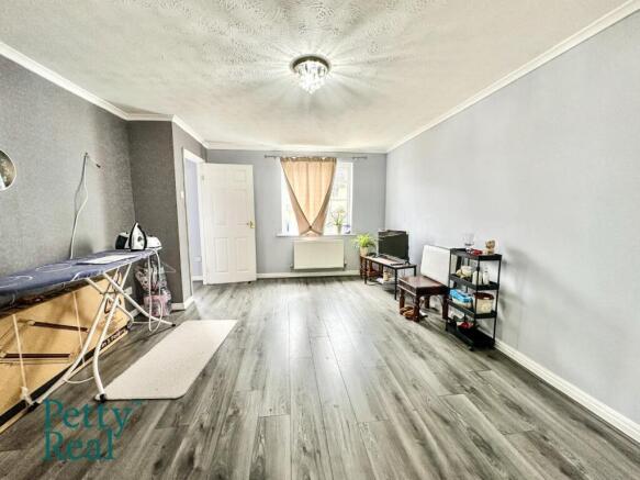 3 bed Semi-Detached for sale Image 6