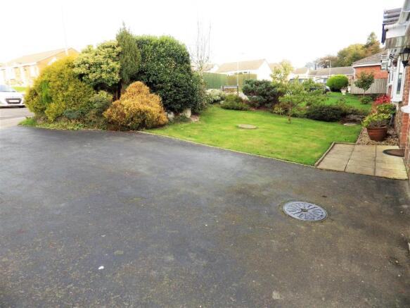 Front Garden & Drive