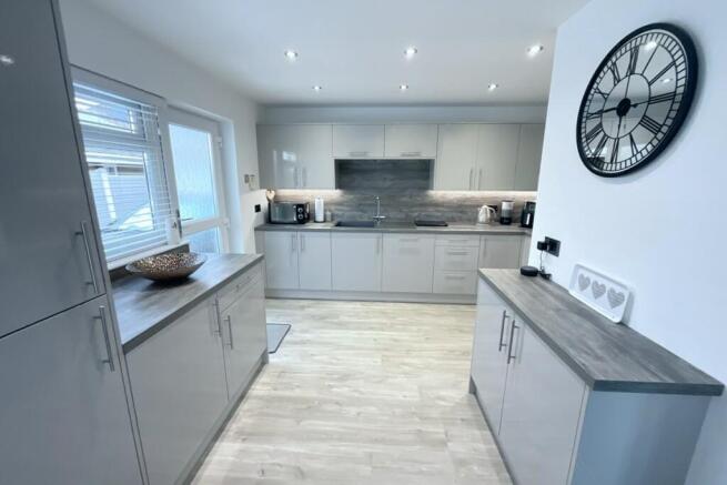 kitchen/dining room 