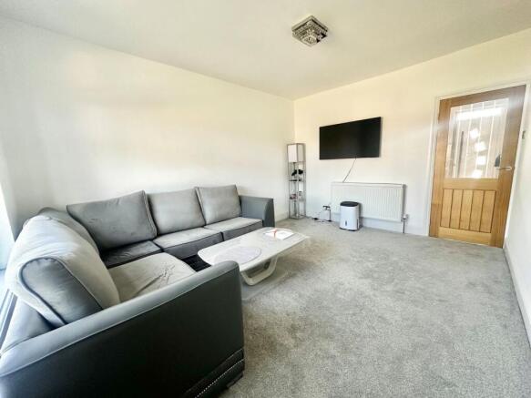 2 bed Terraced to rent Image 5