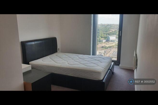 2 bed Penthouse to rent Image 6