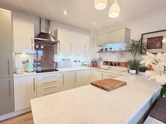 2 bed Apartment for sale Image 8