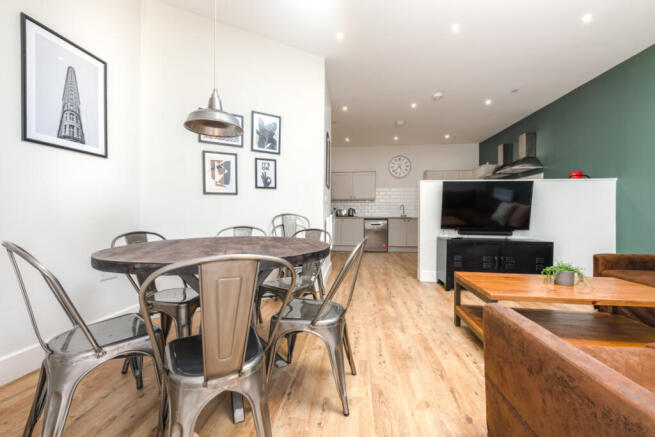 Flat 1, 122 Walter Road Living room 2