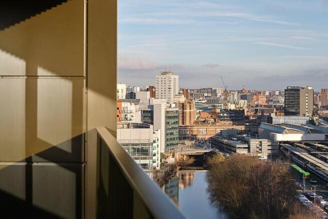 3 bed Flat to rent Image 12