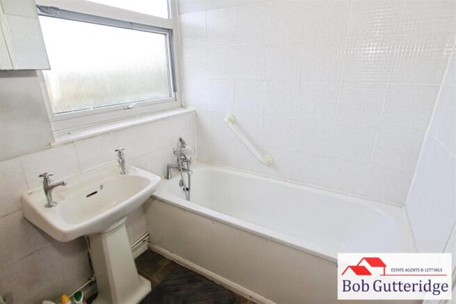 FIRST FLOOR BATHROOM