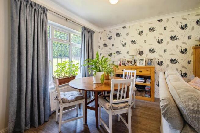 5 bed Detached for sale Image 7