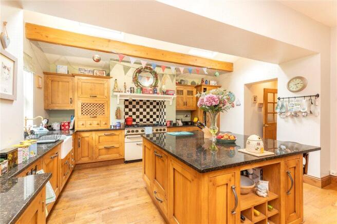 5 bed Detached for sale Image 11