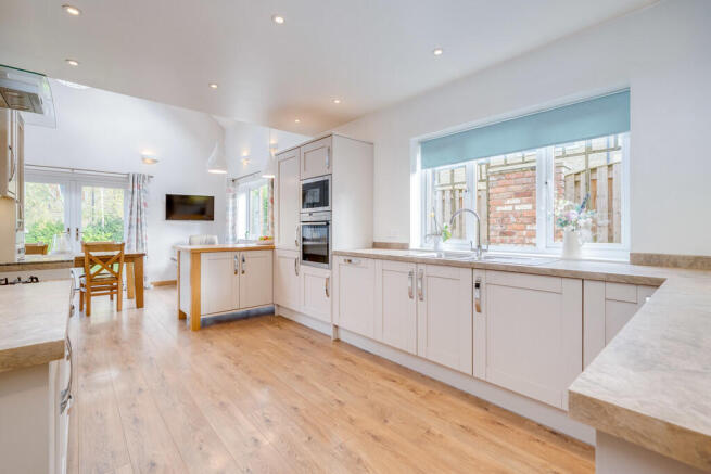 5 bed Detached for sale Image 8