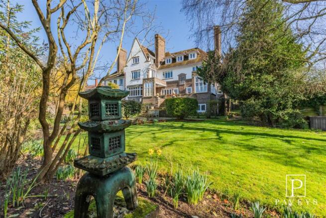 COMMUNAL GARDENS & PARKING