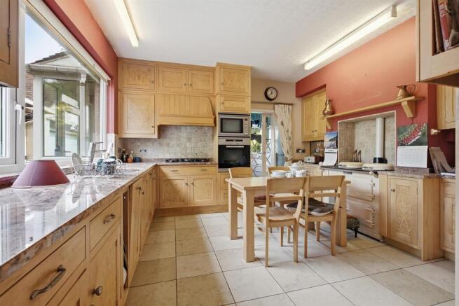 5 bed Detached for sale Image 12