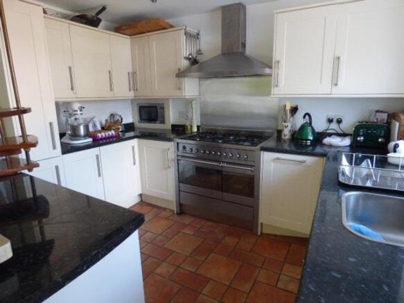 KITCHEN/LIVING ROOM