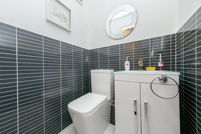 5 bed Detached for sale Image 12