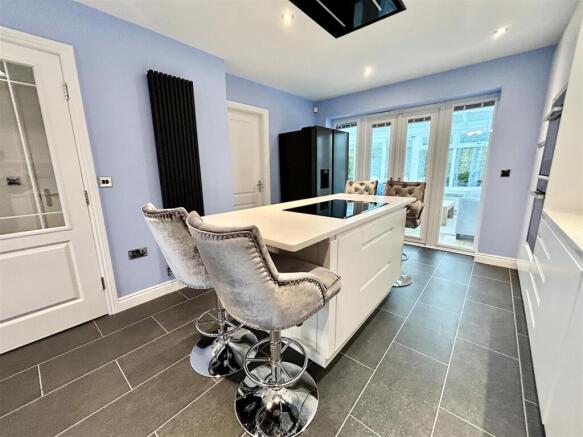 6 bed Detached for sale Image 11