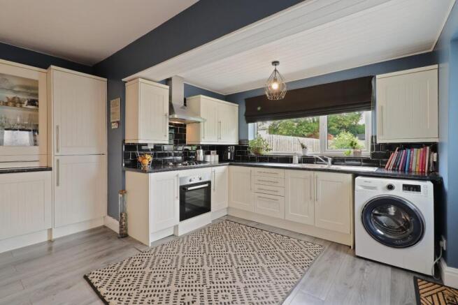 3 bed Semi-Detached for sale Image 12