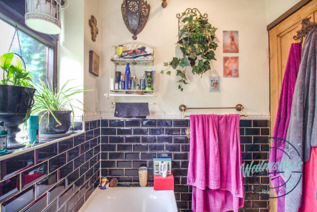 Bevelled tiling & bathroom features